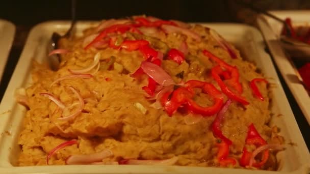 Panorama de primer plano de chucrut guisado a bowl con rodajas de remolacha en escabeche — Vídeos de Stock