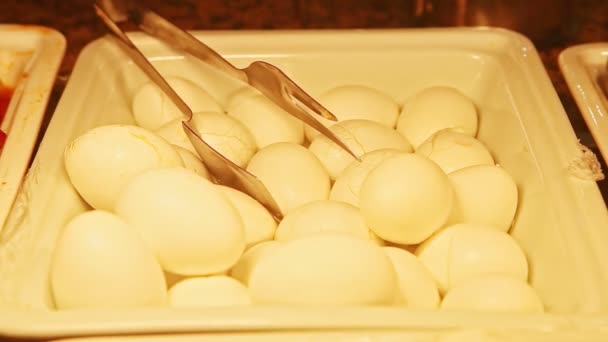 从煮熟的鸡蛋到各种蒸煮蔬菜的特写全景 — 图库视频影像