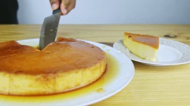 Yavaşça insana zoom yap bıçakla şurubu yuvarlak turtadan küçük parçaya dök