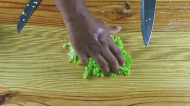 İnsanoğlunun en üst görüntüsü yeşil marul yapraklarını sebze salatasına koyar.