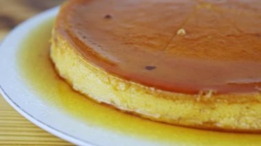 Karamel şuruplu ev yapımı yumuşak turta dilimlenmiş panorama.