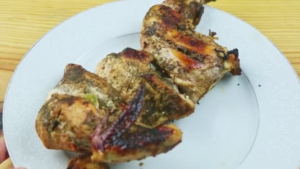 Vista superior primer plano en el hombre a mano se mueve plato blanco con la mitad de pollo asado — Vídeos de Stock