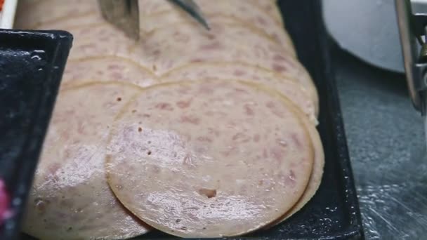 Крупним планом панорама на шматочках бекону та салямі в асортименті харчового корт — стокове відео