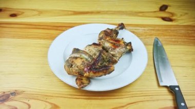 Beyaz tabakta servis edilen bitkilerin yarısını yavaşça yakınlaştır.