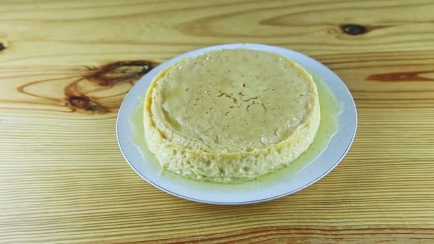 Pomalu přiblížit v celém kole domácí flan podávané s cukerným sirupem — Stock video