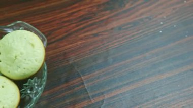 Hindistan cevizli bir sürü lezzetli beyaz çöreğin manzarası.