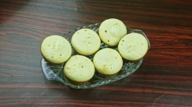 Üst manzara, hindistan cevizli beyaz keklerden uzaklaşır.