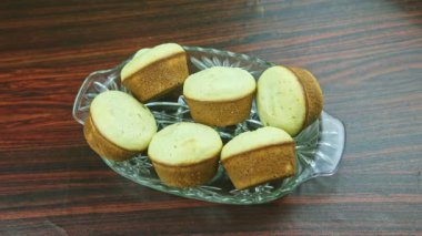 Hindistan cevizi ve limonlu beyaz keklere yavaşça zum yap.