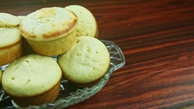 Çabuk panorama, hindistancevizli bir sürü lezzetli beyaz çöreğe yaklaş.