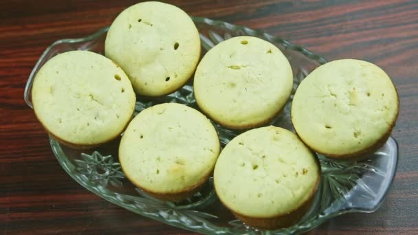 Pomalu oddálit z mnoha lahodných bílých muffinů s kokosem a citronem — Stock video