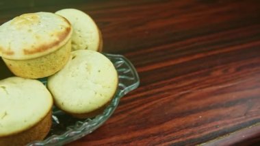 Üst manzara yavaşça sekiz beyaz hindistancevizli lezzetli çöreğe bakıyor.