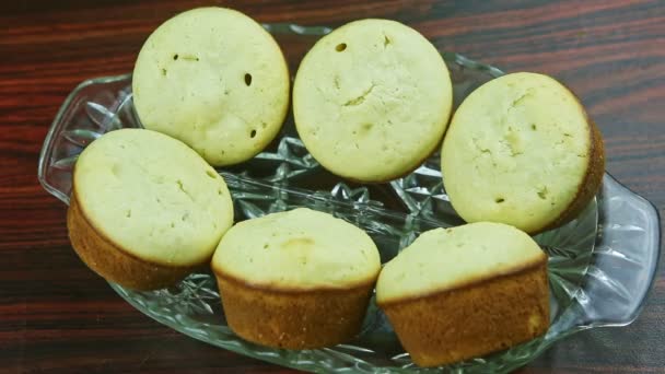 Vista superior lentamente panorama en seis deliciosos cupcakes enteros blancos con coco — Vídeo de stock