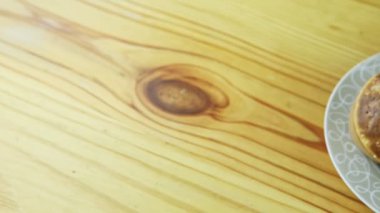 Üst görünüm yavaşça panorama dört büyük lezzetli kek ve hindistan cevizi.