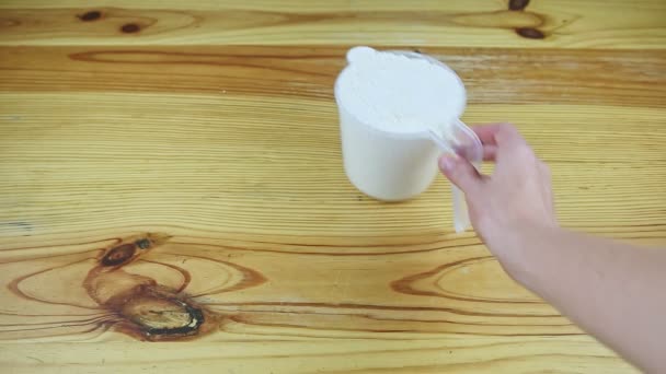 Widok z góry na kobietę ręcznie umieścić duży otwarty plastik ewer pełen białej mąki — Wideo stockowe