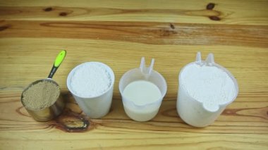 Ahşap masadaki üst görünüm hamur yapmak için birçok farklı malzemeyle servis edilir.