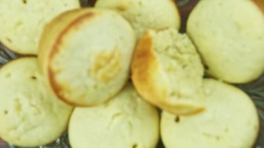 Üst görüntü yavaşça hindistan cevizli lezzetli beyaz keklere odaklan.