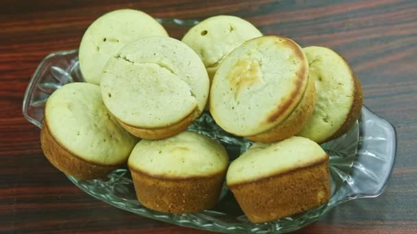 Top view slowly zoom out from many delicious white whole muffins with coconut — Stock Video