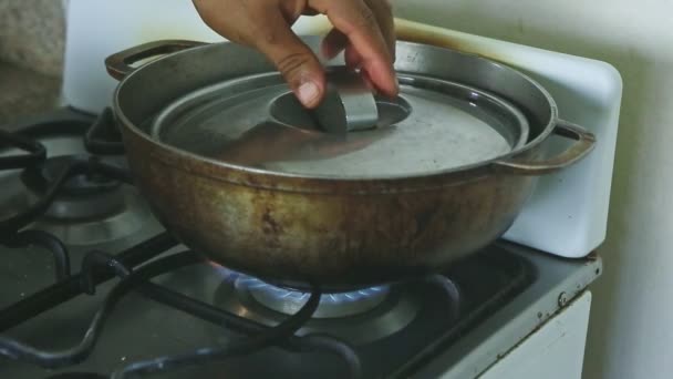 Gros plan homme à la main changer petit couvercle à grand chapeau de vol sur grande casserole — Video