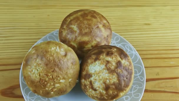 Shora pohled rychle panorama detailní záběr ze tří celých lahodných muffinů s kokosem — Stock video