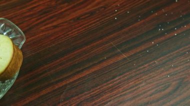 Üst manzara yavaşça 6 lezzetli hindistancevizli çöreğe bakıyor.