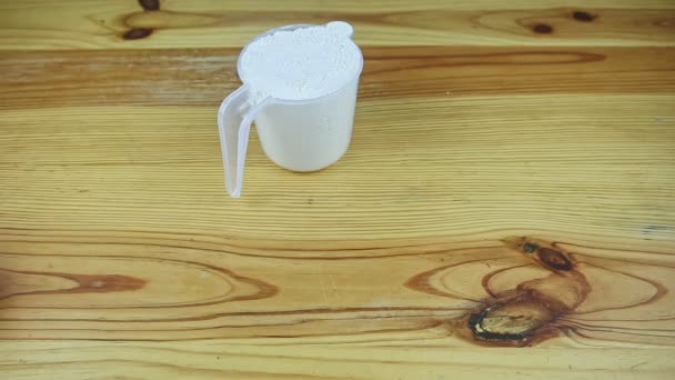 Vedere de sus pe femeie de mână a pus mic ewer de plastic deschis plin cu lapte alb — Videoclip de stoc