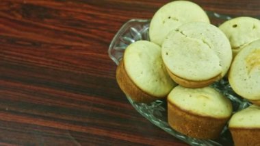 Üst görünüm, hindistan cevizli bir sürü lezzetli beyaz çöreğe hızlıca yakın çekim yapar.