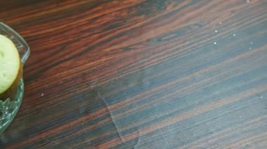 Üst manzara, altı lezzetli hindistancevizli beyaz çöreğin hemen yanında.