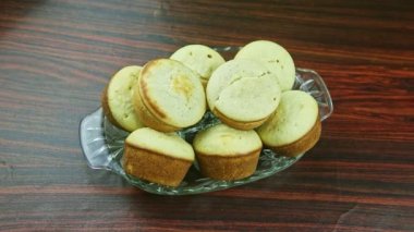 Üst manzara pek çok lezzetli beyaz kutuya ve hindistan cevizli kırık keklere yakınlaşır.