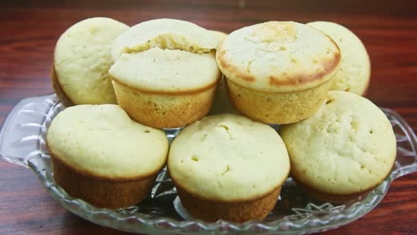Detailní záběr pomalu zoom z mnoha lahodných bílých muffinů s kokosem — Stock video