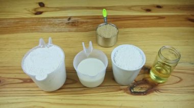 Ahşap masadaki üst görünüm hamur yapmak için birçok farklı malzemeyle servis edilir.