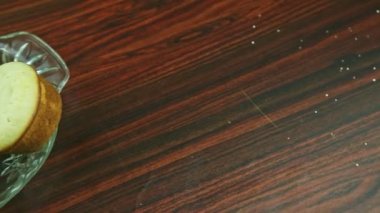 Üst manzara yavaşça altı büyük, lezzetli, hindistancevizli beyaz çöreğe bakıyor.