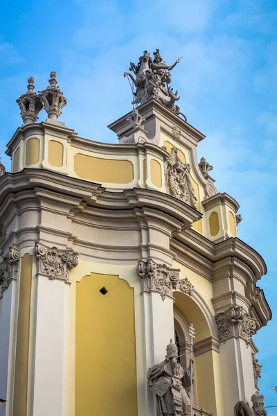 Primer Plano Fachada Iglesia San Jura Con Diferentes Grandes Esculturas Imágenes de stock libres de derechos