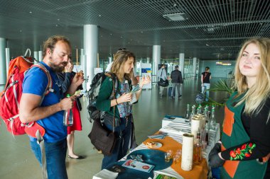 LVIV, UKRAINE - 24 Mayıs 2018: Lviv uluslararası havaalanında 24 Mayıs 'ta ücretsiz alkol degulasyonuna farklı yolcular katılıyor