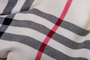 Üst görünüm katlanmış sütlü eşarp siyah, beyaz ve kırmızı şeritli dikişsiz tekstil deseni ile işaretlendi