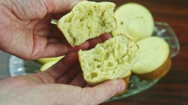 Üst kattaki kadın el kamerasıyla fren yapmış hindistancevizli beyaz kek gösteriyor.