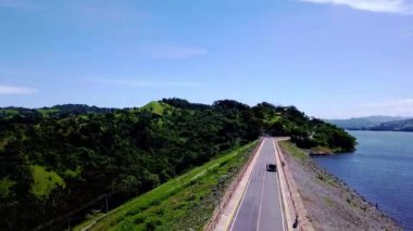 Büyük dağ gölü etrafındaki baraj ve yol manzaralı hava manzarası