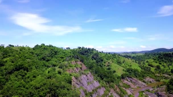 Pomalu letecký pohled panorama ze zeleného údolí s skalnatou říční přehradou s velkým jezerem — Stock video