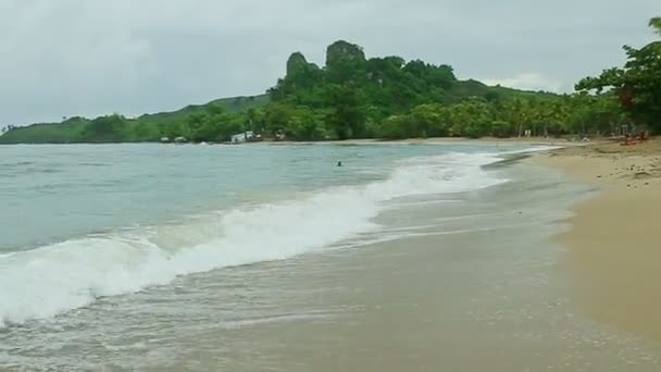 Vista paisagem de ondas brancas fortes do oceano azul executado na praia de areia dourada — Vídeo de Stock
