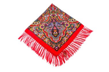 Üst manzara düz parlak kırmızı pamuk eşarp üzerinde uzanır püsküllü ve etnik desenli süslemeli