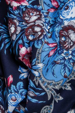 Koyu mavi pamuklu kadın şalının parlak mavi desenli ve çiçek desenli üst kısmı.