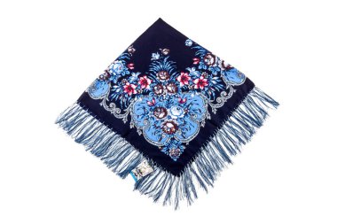 Üst görünüm düz katlanmış koyu mavi pamuk atkı üzerinde uzanır püsküllü ve çiçekli süs bink, mavi ve kahverengi renkler beyaz arkaplanda izole edilir