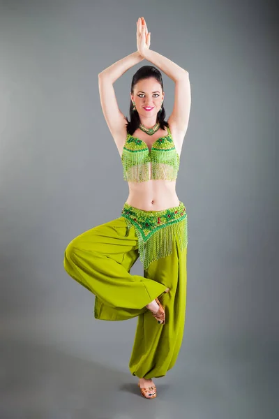 Jong Brunette Vrouw Groene Buik Dans Kostuum Poseert Met Traditionele — Stockfoto