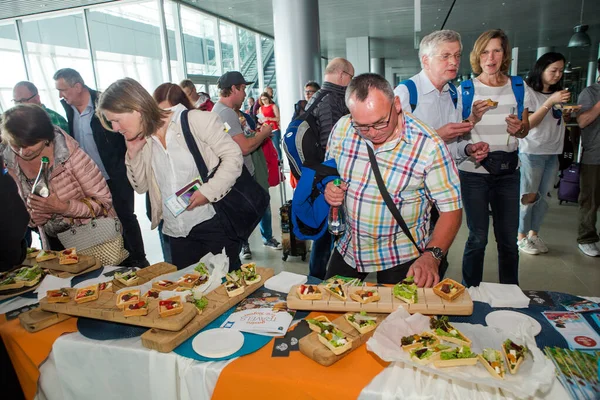 Lviv Ukraine Mei 2018 Close Passagiers Proberen Verschillende Snacks Van Stockfoto