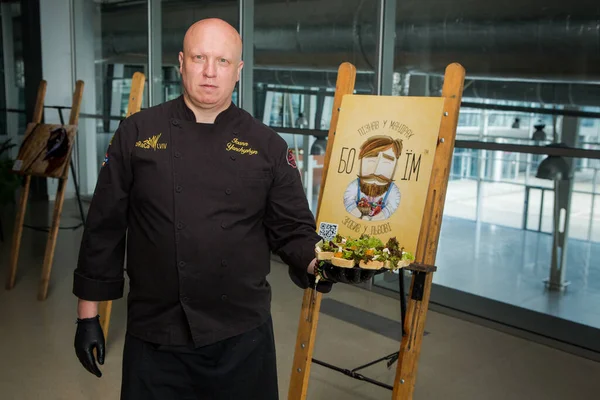 Lviv Ucrânia Maio 2018 Chef Uniforme Preto Segurar Placa Com Fotos De Bancos De Imagens