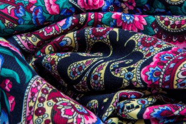 Katlanmış, parlak çiçek desenli yumuşak pamuk eşarpta mikro görünüm