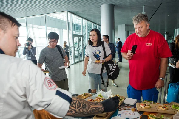 Lviv Ukraine Mai 2018 Verschiedene Passagiere Probieren Snacks Und Getränke lizenzfreie Stockbilder