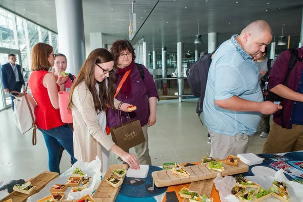Lviv Ukraine May 2018年5月24日 乘客在利沃夫机场大厅免费试吃小吃和饮料 图库图片