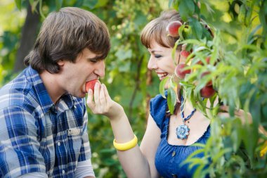 bahçede genç Çift