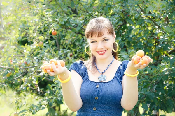 Hermosa chica en el jardín —  Fotos de Stock