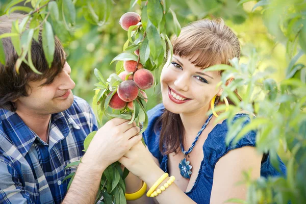 Young couple in garden — Stock Photo, Image